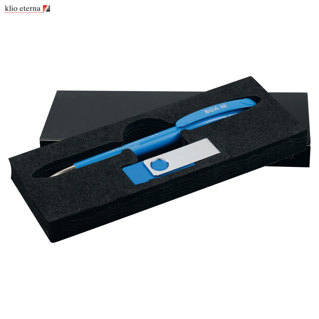 Twista USB 及筆禮盒 - 卡西亞 Klio - 歐洲頂級品牌,Est。 1900年,銷往世界各地。黑色紙板套搭配模切泡沫筆和 USB 支架,選擇 Klio 筆和 Klio USB 驅動器中的任意一款即可打造獨特的企業禮品套裝,是送給辦公室工作人員和大學生的絕佳促銷禮物。德國設計和製造。 客製 - 卡西亞 twista001_1-183519-5696