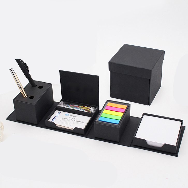 Memo多功能盒 - 卡西亞 Memo多功能盒:折疊翻蓋設計,展開後,包含了便條紙,名片盒,筆筒,迴紋針,隨用隨寫,一盒多用。 合上的尺寸:112x108x108CM 打開的尺寸:415x104x104CM 白色便條紙:85x85CM,150張 5色PET:12x45CM,各25張 客製 - 卡西亞 22162_Notepad_Box_01