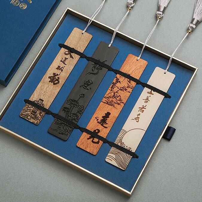 實木雕刻彩繪書籤禮盒 - 卡西亞 1.印刷位置:可以局部印刷LOGO和標語 2.適用介紹:學校,辦公室,政府部門,小型活動,日常,展銷會 廣告促銷,週年慶典,商務饋贈,開業典禮,頒獎紀念,公關策劃 3.金絲楠木、 緬甸花梨、黑檀 、黃楊木4款實木搭配彩繪或者雕刻效果,藝術與觀賞性並存. 客製 - 卡西亞 24739_book_1-171606-028