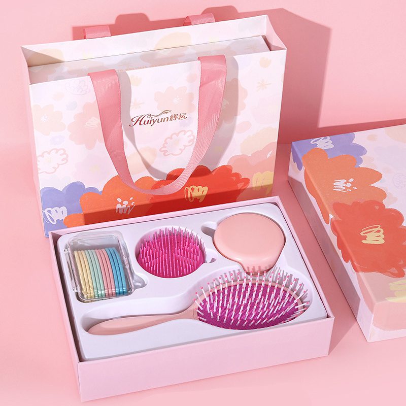 繽紛香氛按摩梳禮盒組 - 卡西亞 擁抱繽紛香氛按摩梳禮盒組,讓您的秀髮散發迷人香氣,同時享受舒緩的按摩體驗。 這款精美的禮盒套裝配備了香氛氣囊梳、香氛按摩鏡梳,盒裝髮圈。四種不同顏色的按摩梳,代表不同的香氛,每把梳子都散發著獨特的香氣。 無論您是想呵護秀髮,還是想放鬆身心,這款禮盒套裝都是您的理想選擇。 按摩梳適用多種髮型,乾髮濕髮皆可使用,不會拉扯頭髮,可以根據自己的喜好選擇喜愛的香氣。 客製 - 卡西亞 30533_gift_set_01-105837-002