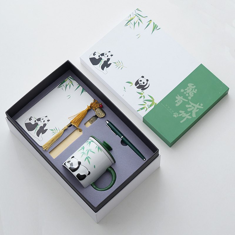 簽字筆+陶瓷杯+筆記本套裝 - 卡西亞 1.印刷位置:可以局部印刷LOGO和標語 2.適用介紹:學校,家庭,教育機構,辦公室,政府部門,贈品派送 3.用途功能:國寶駕到,禮遇吉祥,以國寶熊貓為設計靈感,光澤的釉色上,手繪國寶熊貓圖案,兩款可以選,造型可愛靈動,點亮茶席,開啟愜意閒暇時光。 客製 - 卡西亞 31084_cup_01-140734-126