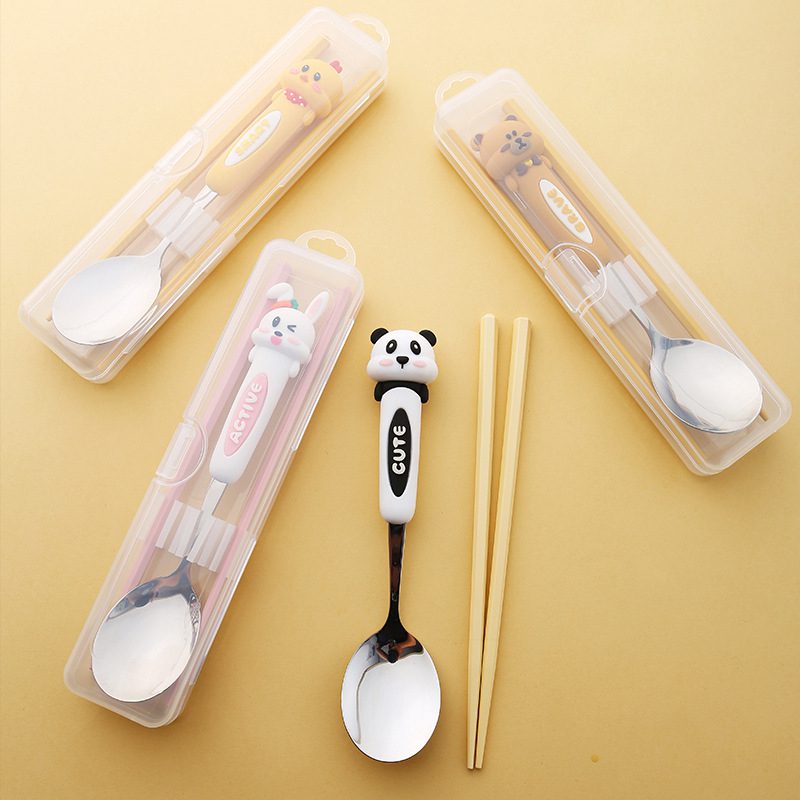 熊貓自備餐具套裝 - 卡西亞 1.印刷位置:可以局部印刷LOGO和標語 2.適用介紹:學校,家庭,教育機構,辦公室,政府部門,贈品派送 3.用途功能:熊貓造型,可愛又童心滿滿,為餐桌增添一道風景。優質不鏽鋼,握感舒適,堅固耐用,易清洗。小巧美觀,方便攜帶 客製 - 卡西亞 31268_tableware_01-104444-016