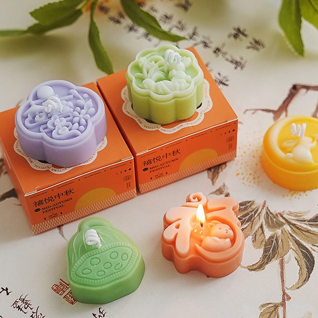 中秋月餅造型香氛蠟燭禮盒(單個裝) - 卡西亞 中秋月餅造型香氛蠟燭禮盒:傳統與創新的完美結合 中秋節除了品嚐美味月餅外,送禮也是一大重點。近年來,月餅造型的香氛蠟燭禮盒越來越受到歡迎,成為中秋節送禮的新選擇。 為什麼選擇月餅造型香氛蠟燭禮盒? 獨特新穎: 相較於傳統月餅,月餅造型香氛蠟燭禮盒更具創意,能給人留下深刻印象。 兼具實用與美觀: 既能點燃香氛,營造節日氛圍,又能作為擺飾,一舉兩得。 環保健康: 相較於傳統月餅,香氛蠟燭更健康,且燃燒時不會產生過多煙霧。 情感表達: 送出月餅造型香氛蠟燭禮盒,不僅是送禮, 客製 - 卡西亞 31270_candle_01-145000-011