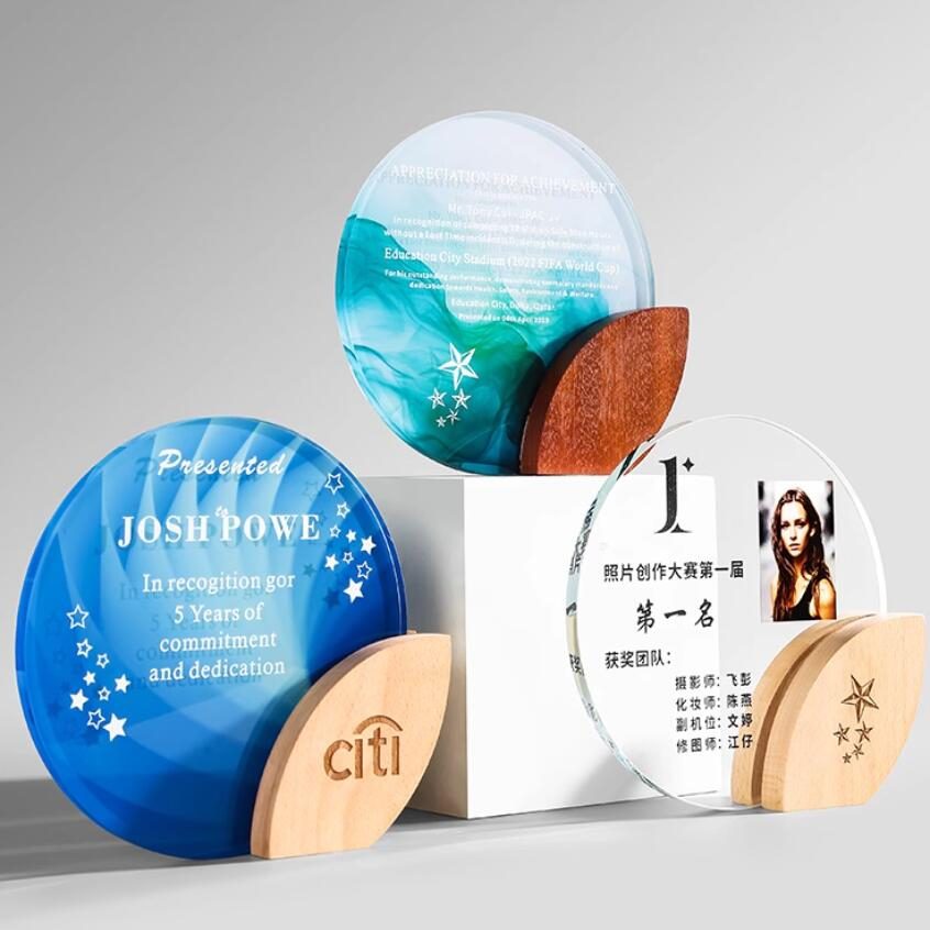 圓形水晶實木葉子獎座 - 卡西亞 1.印刷位置:可以局部印刷LOGO和標語 2.適用介紹:學校,辦公室,政府部門,小型活動,日常,展銷會 廣告促銷,週年慶典,商務饋贈,開業典禮,頒獎紀念,公關策劃 3.彩印獎盃盡綻鋒芒,絢麗彩印,讓榮譽更多精彩 4.精選高透水晶高硬度,高透亮 客製 - 卡西亞 31581_bei_1-173315-055