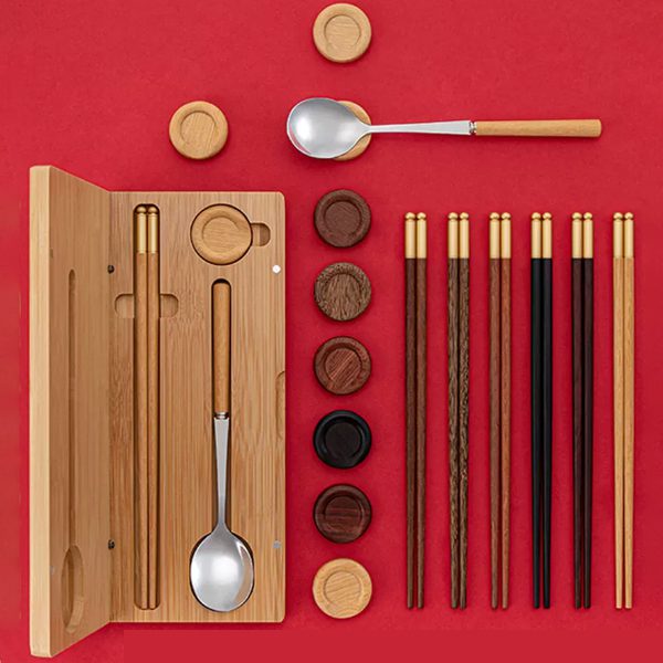 餐具禮盒 - 卡西亞 1.印刷位置:可以局部印刷LOGO和標語 2.適用介紹:學校,家庭,教育機構,辦公室,政府部門,贈品派送 3.用途功能:加厚不銹鋼物料,耐用,不變形,配原木材料,讓你用得健康 4.筷子可選擇雞翅木,紅檀木,紅酸枝小葉紫檀等,款式獨特,擁有一套屬於自己的餐具,文明用餐,健康有愛同在 客製 - 卡西亞 tableware_31305_02-105012-005