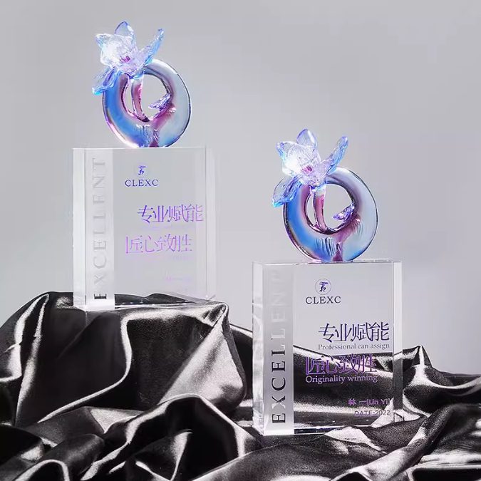 琉璃水晶獎座 - 卡西亞 1.印刷位置:可以局部印刷LOGO和標語 2.適用介紹:學校,辦公室,政府部門,小型活動,日常,展銷會 3.用途功能:絢麗出彩質感,新益求新設計,禮盒包裝,精緻大方 客製 - 卡西亞 31198_trophy_01-141227-048