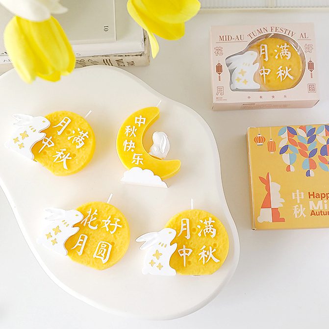 中秋月餅造型香氛蠟燭禮盒 - 卡西亞 中秋月餅造型香氛蠟燭禮盒:傳統與創新的完美結合 中秋節除了品嚐美味月餅外,送禮也是一大重點。近年來,月餅造型的香氛蠟燭禮盒越來越受到歡迎,成為中秋節送禮的新選擇。 為什麼選擇月餅造型香氛蠟燭禮盒? 獨特新穎: 相較於傳統月餅,月餅造型香氛蠟燭禮盒更具創意,能給人留下深刻印象。 兼具實用與美觀: 既能點燃香氛,營造節日氛圍,又能作為擺飾,一舉兩得。 環保健康: 相較於傳統月餅,香氛蠟燭更健康,且燃燒時不會產生過多煙霧。 情感表達: 送出月餅造型香氛蠟燭禮盒,不僅是送禮, 客製 - 卡西亞 31271_candle_01-162922-048