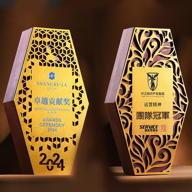 六邊形木質金屬獎座 - 卡西亞 1.印刷位置:可以局部或滿版印刷LOGO和標語。 2.適用介紹:公司活動,學校,政府部門,文宣或贈品派送。 六邊形木質金屬獎座是一種結合了木頭和金屬的獎項設計,具有獨特的形狀和高端的外觀。 •獨特形狀:六邊形的設計使得獎座在視覺上更具吸引力,相比傳統的圓形或方形獎座,六邊形能夠帶來新穎和現代感。 •訂製選項:提供刻字服務,可以在獎座上刻上獲獎者的名字、頒獎日期或特別訊息,使其更具個人化和紀念價值。 客製 - 卡西亞 31605_trophy_01-165506-027