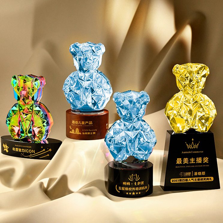 鍍彩BearBear熊水晶獎座 - 卡西亞 鍍色 BearBear 水晶獎盃是一個獨特的獎項,旨在以優雅和風格慶祝成就。 這款獎盃採用優質黑色水晶或木質為底座製成,BearBear熊為鍍彩水晶,呈現出充滿活力的一面,增強了其視覺吸引力。 印刷logo:黑色水晶底座可以訂製客戶logo,包括雕刻名稱、日期或訊息選項。這種個人風格使獎盃成為獲獎者珍貴的紀念品。 客製 - 卡西亞 31719_crystal_trophy_01-105737-031